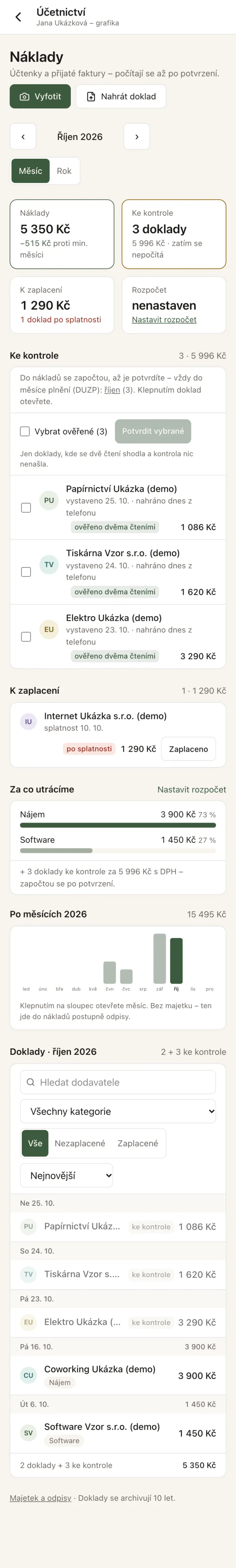Náklady v telefonu: tlačítka Vyfotit a Nahrát doklad, tři účtenky ke kontrole